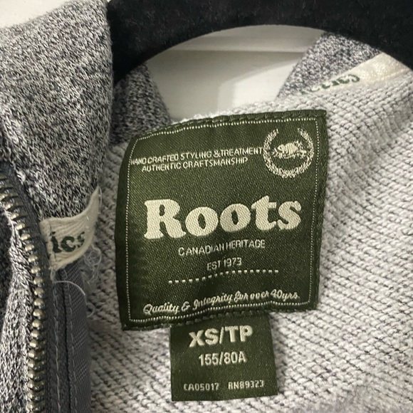 Women’s ROOTS sweater zip up size xs - Picture 2 of 2